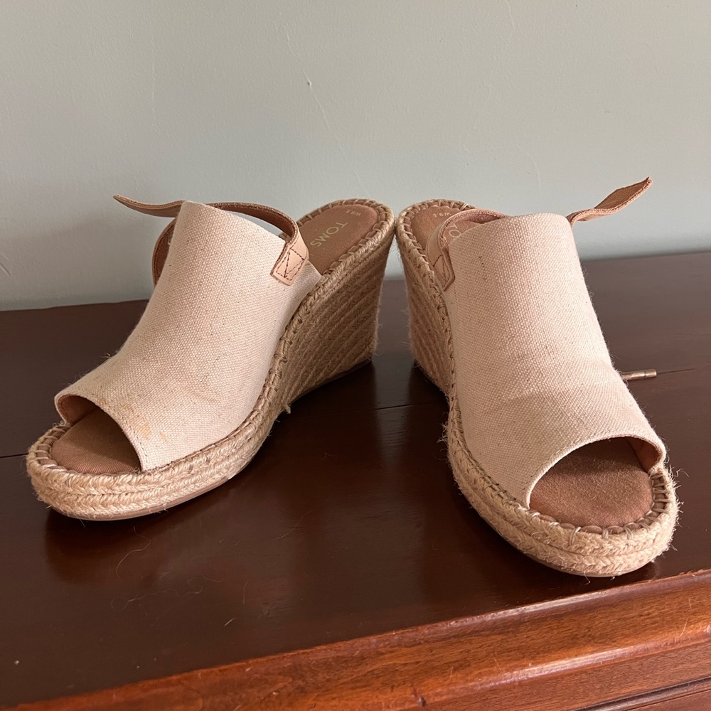 Toms beige canvas sandals size 9.5
